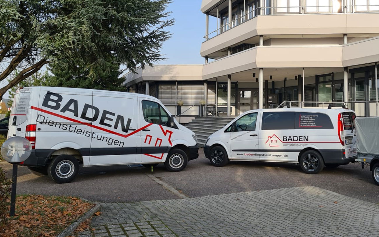 Foto von 2 großen Kombi-Fahrzeugen von Gebäudereinigung Baden Dienstleistungen aus Offenburg