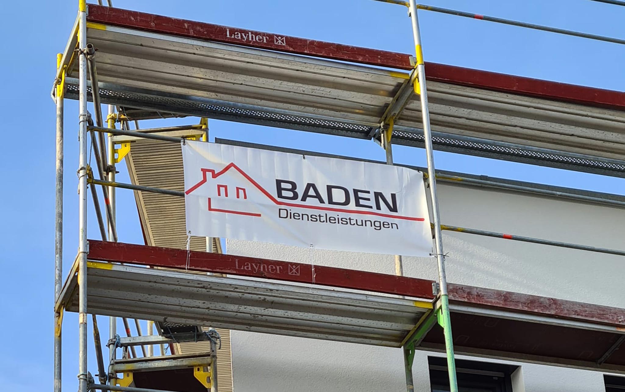 Banner von Baden Dienstleistungen an einem Baugerüst
