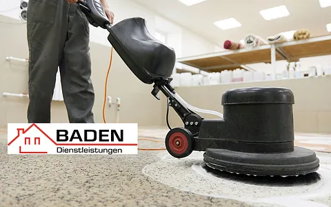 Eine Person benutzt eine Bodenreinigungsmaschine in einem Raum mit hellen Wänden und Bodenbelag. Im Vordergrund das Logo von Baden Dienstleistungen.